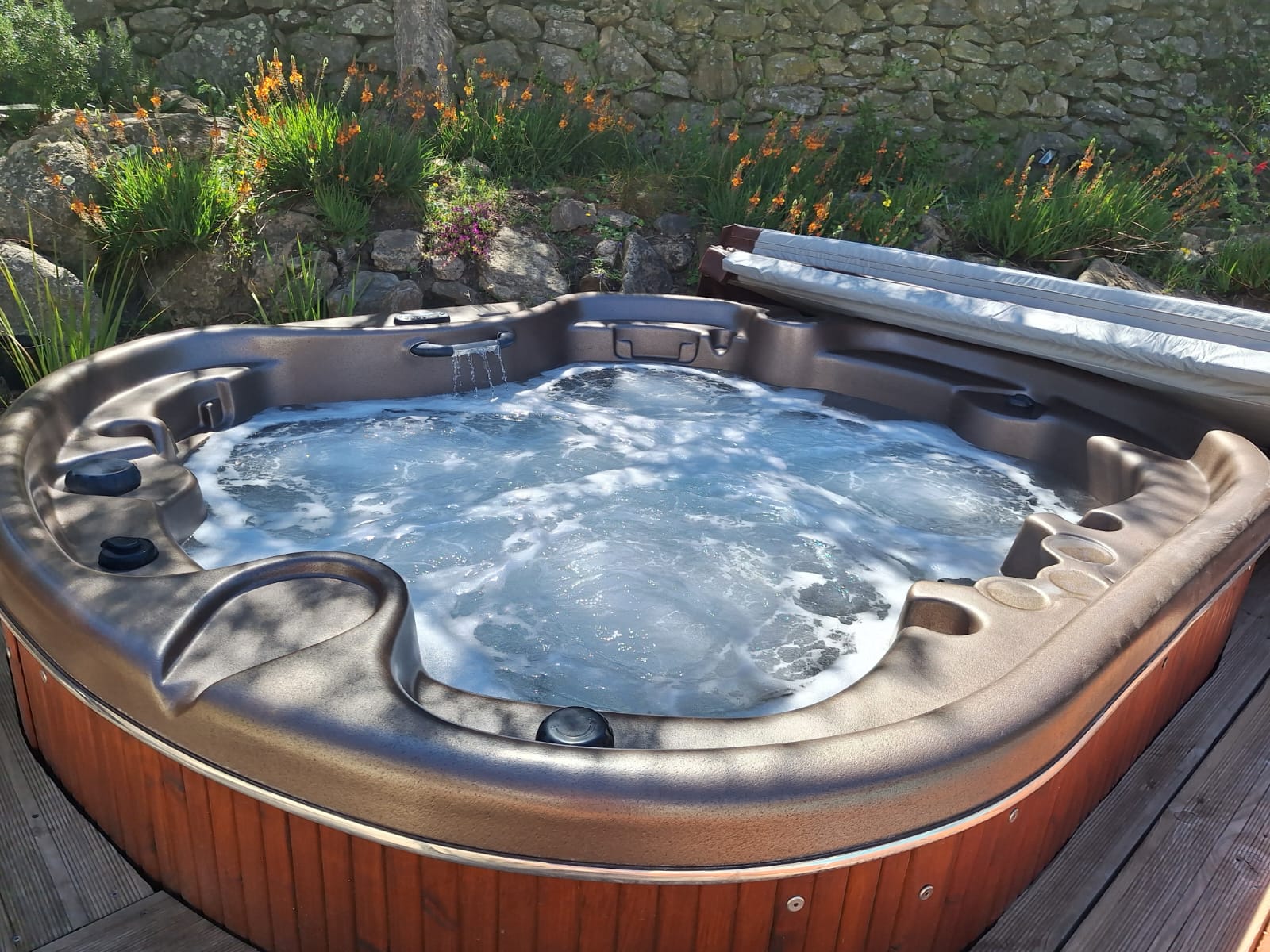 Jacuzzi extérieur — détente et vacances inoubliables en Pyrénées-Catalanes